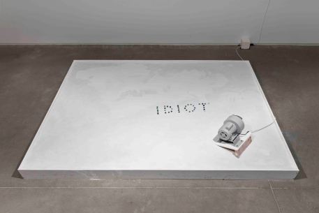 3_바보의 웅덩이_2014_cement, beads,fan_15x242x181