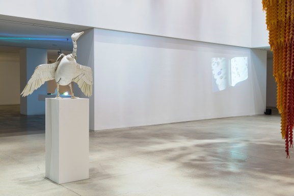 서정빈_10가지 이상의 포즈가 가능한 거위 조각 Goose sculpture available with more than 10 poses_2009_Resin 130 x 40 x 30 cm(3)