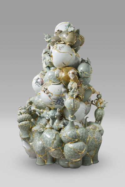 이수경_번역된 도자기 2016 TVWG 1_Translated Vase 2016 TVWG 1_Ceramic shards, epoxy, 24K gold leaf_174(h) x 128 x 120cm_2016.jpg