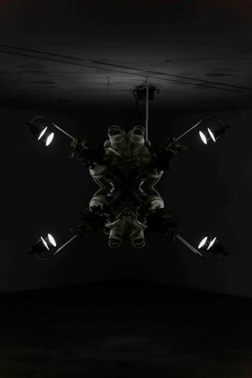 박천욱_주체롭게 자라다 2 Grow Autonomously 2_2017_Flowerpot, artificial plants, water aperture, chair, light_170 x 150 x 90 cm (1)