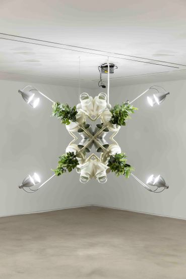 박천욱_주체롭게 자라다 2 Grow Autonomously 2_2017_Flowerpot, artificial plants, water aperture, chair, light_170 x 150 x 90 cm (3)