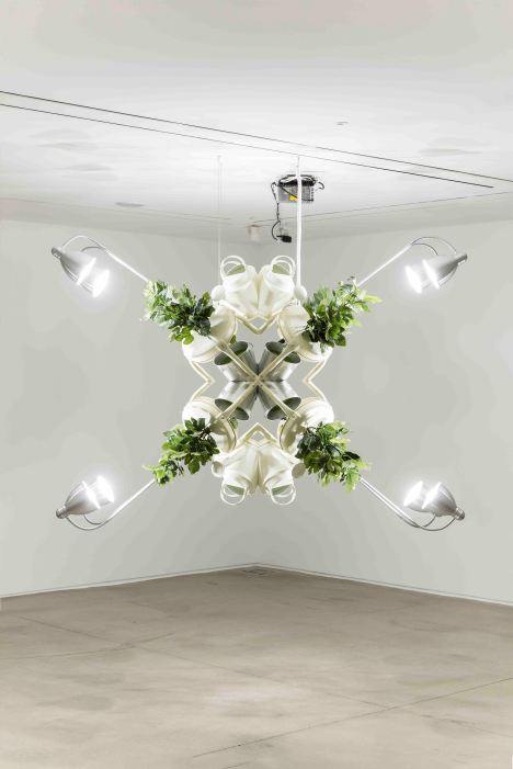 박천욱_주체롭게 자라다 2 Grow Autonomously 2_2017_Flowerpot, artificial plants, water aperture, chair, light_170 x 150 x 90 cm (4).jpg