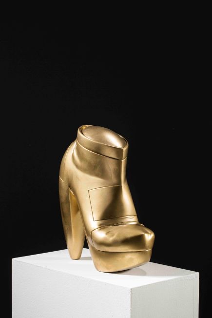 서정빈_하이힐 High heel_2011_Resin_30 x 23 x 20 cm(1)