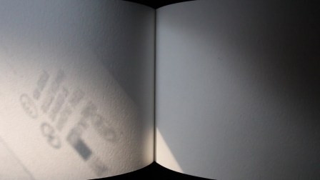 한우리_도망치는 그림자 A running shadow_2015_Single channel video, color, sound_12_ 00”(1)