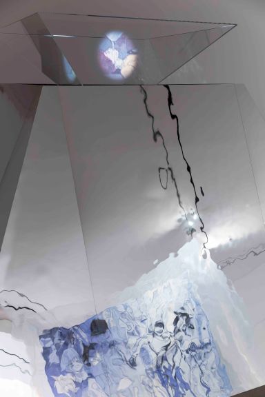 너님고속_미라미드 Myramid_2015, 2017_Wood, mirror sheet, LCD TV, acrylic sheet_180 x 240 x 240 cm_1.jpg