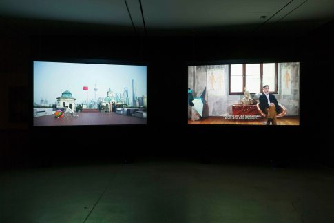 이소영_털없는 이들의 나라 A Nation of the Hairless_2017_2 channel HD video, color, sound_6 min 25 sec_전시장전경컷4.jpg